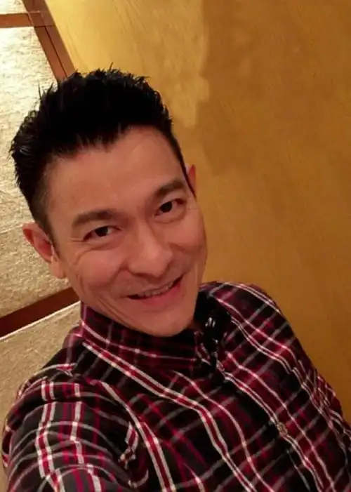 天王刘德华自拍照流出,超帅