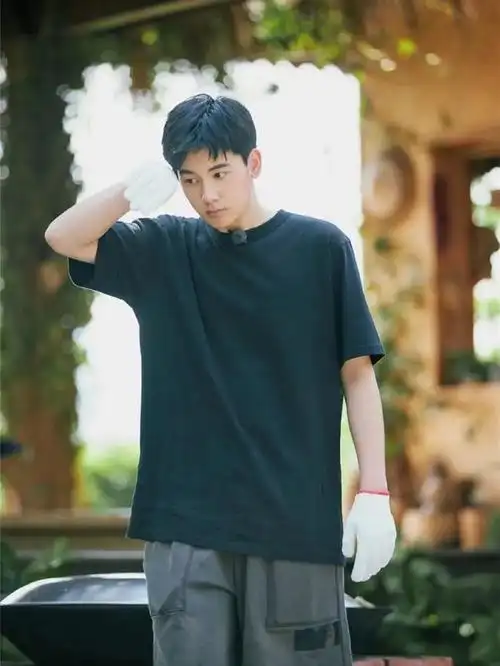 胡先煦穿正装太帅了,被男粉现场叫老公!