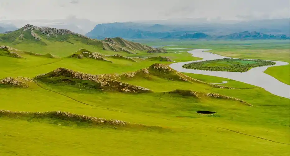 新疆之行:云里雾里,仿佛穿越到远古时代的巴音布鲁克草原