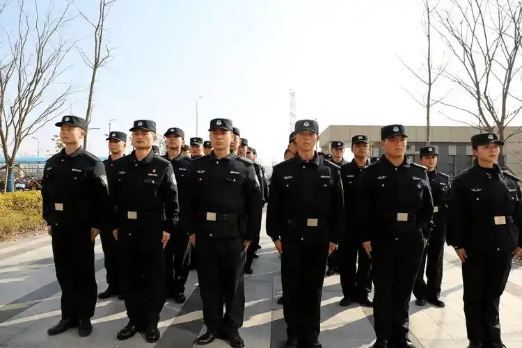 辅警换装服装胸牌胸号臂章都是新式的