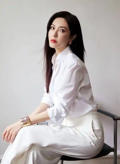 曾黎百搭白衬衫优雅时尚写真_黎姐_气质_牛仔裤