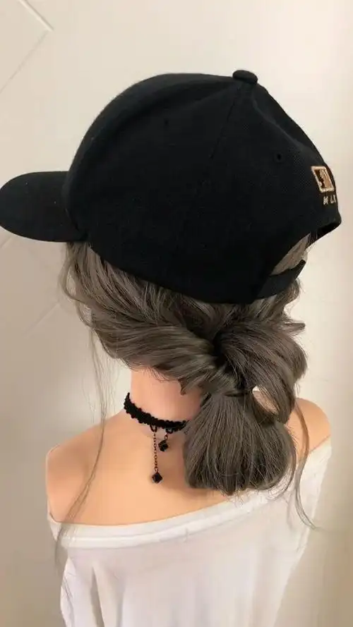 喜欢戴帽子的女生可以这样扎头发,酷酷的,很个性