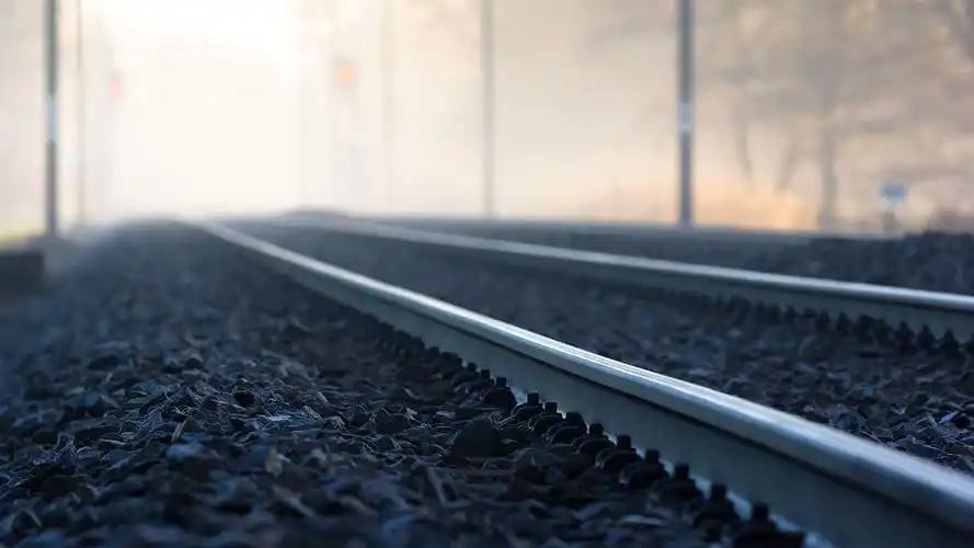 高清晰铁轨路桌面锁屏壁纸下载