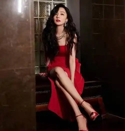 杨幂造型终于在线!穿高开叉红裙翘腿秀性感,沙漏身材超有女人味