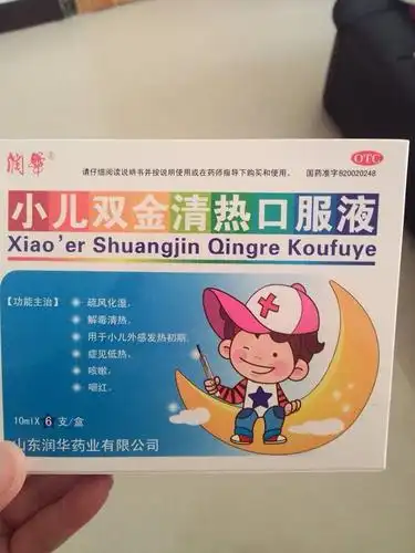 将沾了水后的棉花棒,轻轻伸入鼻子内侧顺时针旋转,即可达到清洁的目的