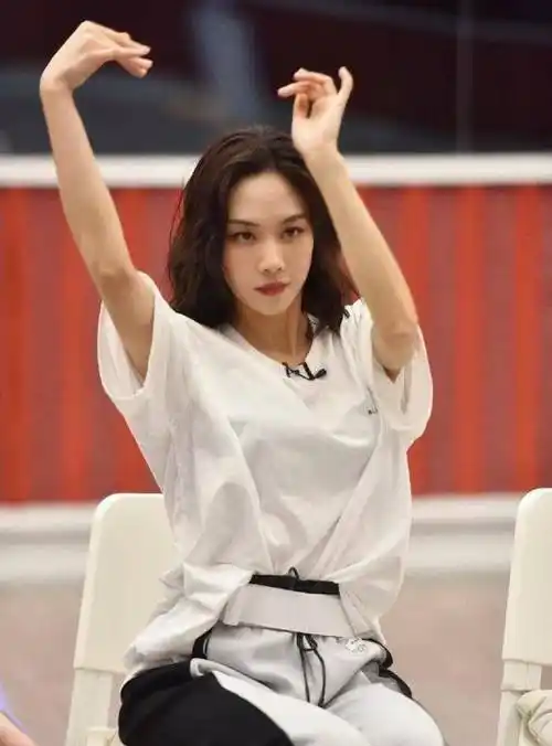 王霏霏成为张柏芝的舞蹈教练,张柏芝夸王霏霏厉害_向华强_黄晓明_因为