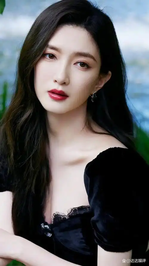 江疏影复古小黑裙唯美写真尽显妩媚