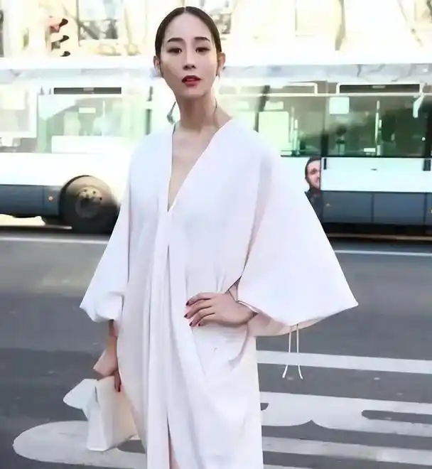 张钧甯惊艳瘦身,身高168体重43公斤,完美苹果肌勾勒凹陷脸庞