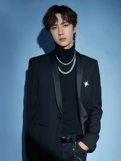 肖战新造型上线,黑色西装搭配小高领,王一博也这样穿?