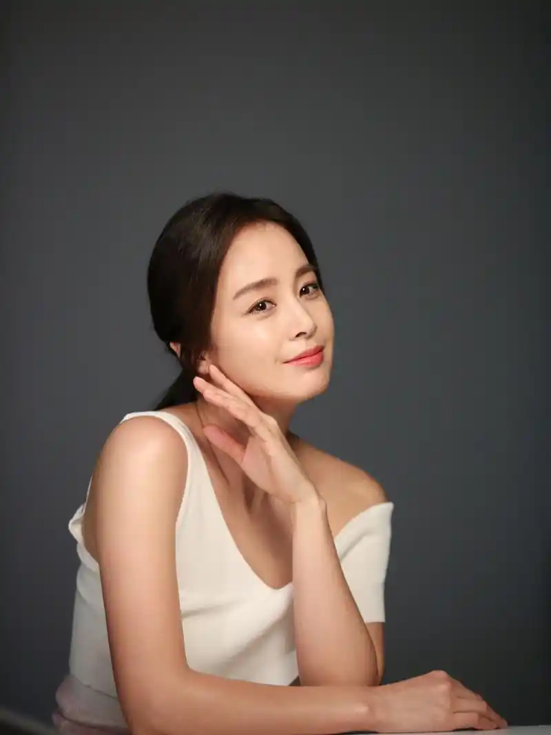 金泰熙二胎后拍大片,换3套简约裙装,年近40岁皮肤好得不真实!