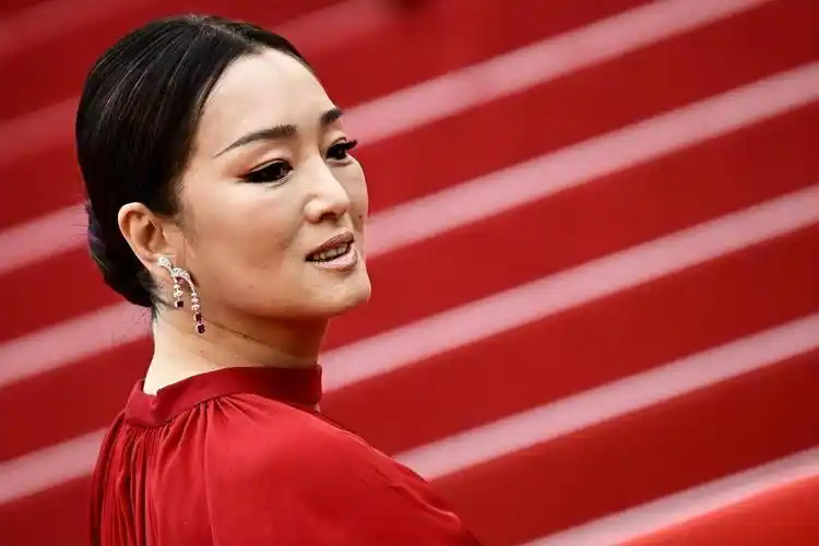 敢于尝试大红色造型的女明星还真是不多,而巩俐在这届戛纳电影节的第