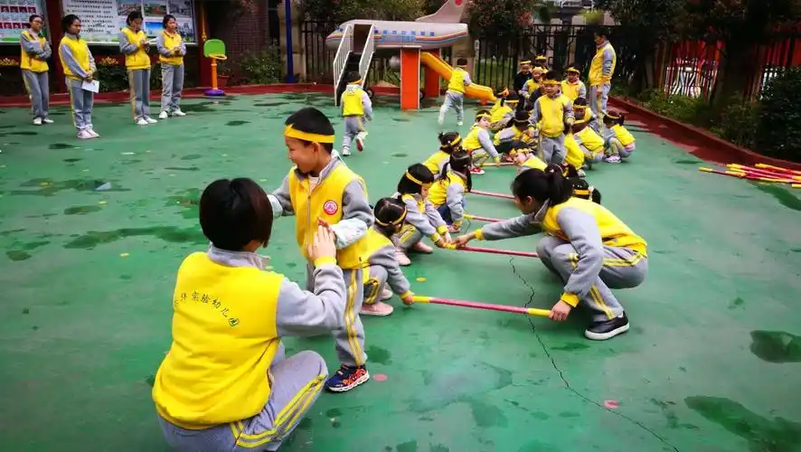 兴华实验幼儿园——中一班户外健康体育游戏《百变的金箍棒》