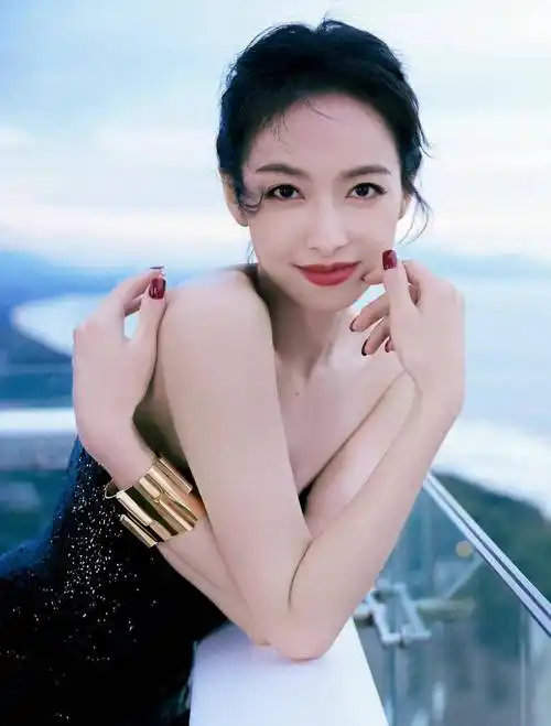 宋茜电影节红毯造型曝光,一袭黑白拼色鱼尾裙,时尚迷人_活动_身材