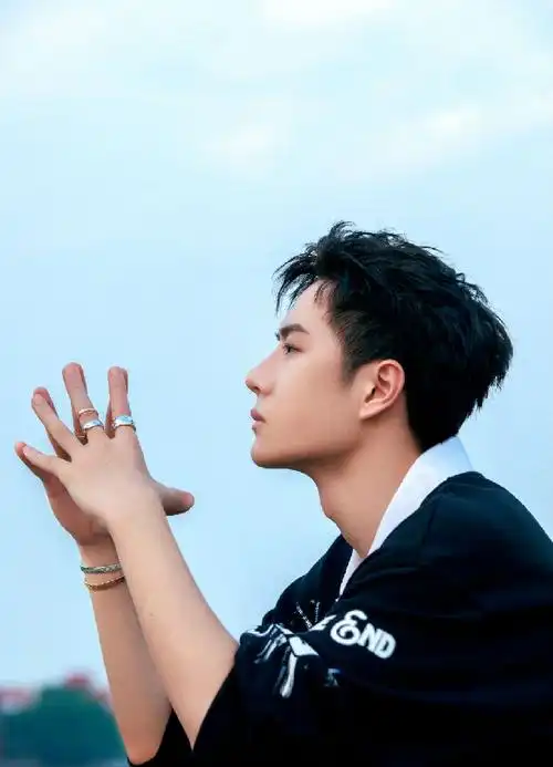 上游时尚王一博最新时尚大片展现优质侧颜杀