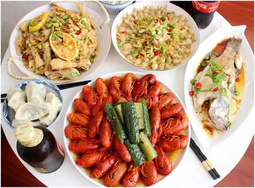 老公过生日媳妇做了一桌菜才花100多块钱有鱼有虾吃嗨了