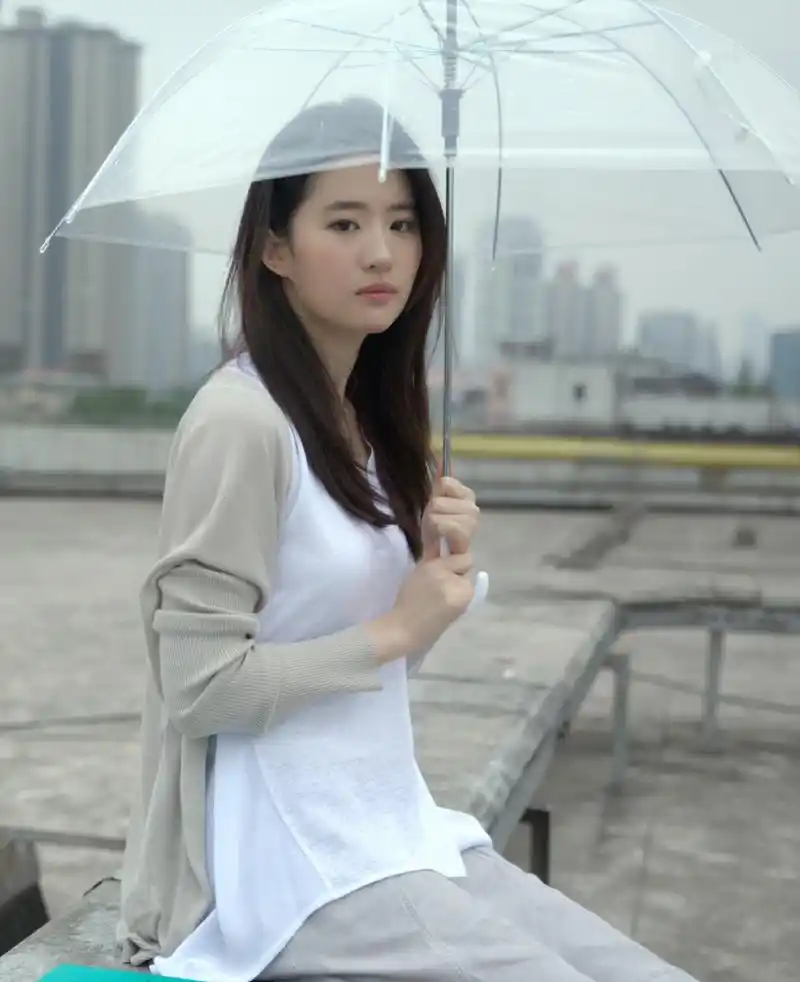 32岁刘亦菲晒旅游照,一身休闲装像18岁少女,网友:美得太不真实