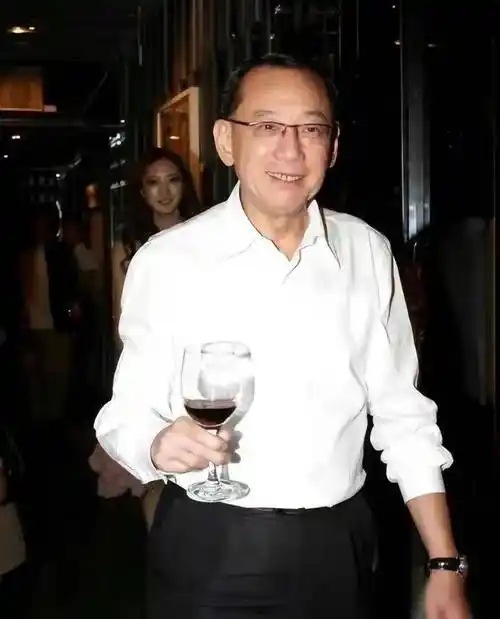 杨受成揭秘:容祖儿,梁咏琪等女星背后的绯闻大佬_商业_香港_成为了