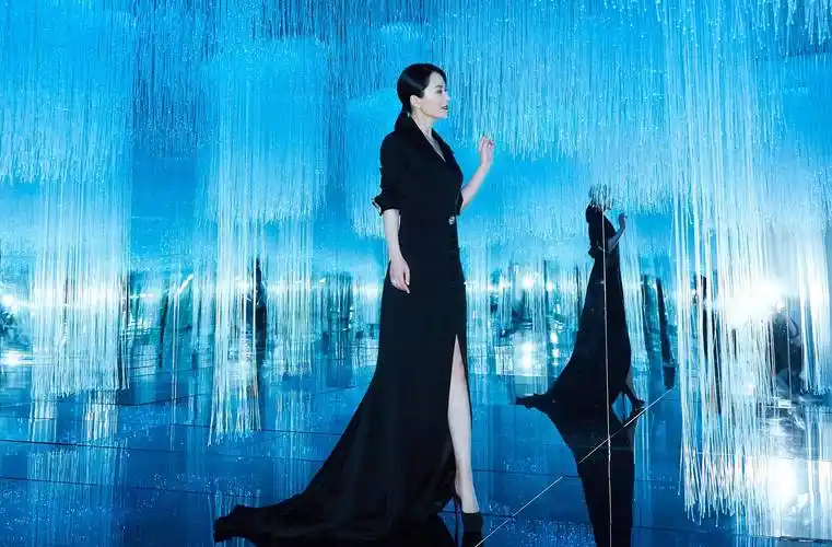 48岁俞飞鸿惊艳了岁月,穿黑色v领礼服涂红唇,霸气侧漏超吸睛_大气