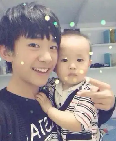 图易烊千玺爸爸照片富人相揭千玺家庭背景