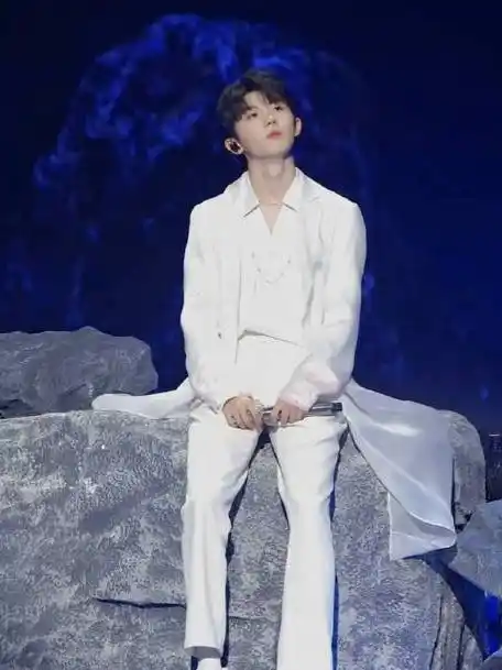 马嘉祺抬起头来直拍#马嘉祺《抬起头来》直拍上线白衣造型唱歌好绝圈