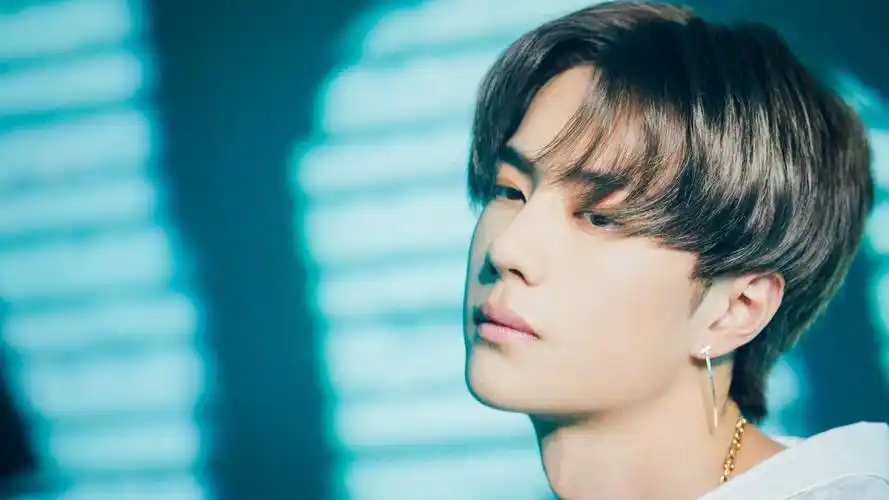 阳光少年王一博帅气街拍写真