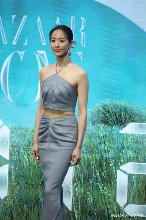 张钧甯穿蓝灰色挂脖露脐礼服裙,宛如一位优雅的女神降临凡间