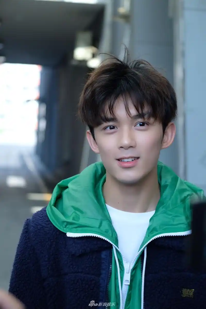 组图吴磊现身北电四试笑容灿烂校草绿卫衣显阳光本色