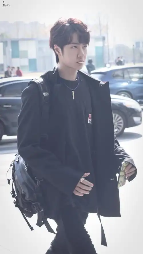 叼着棒棒糖上班又酷又拽的博,空哥是理想型男朋友#王一博