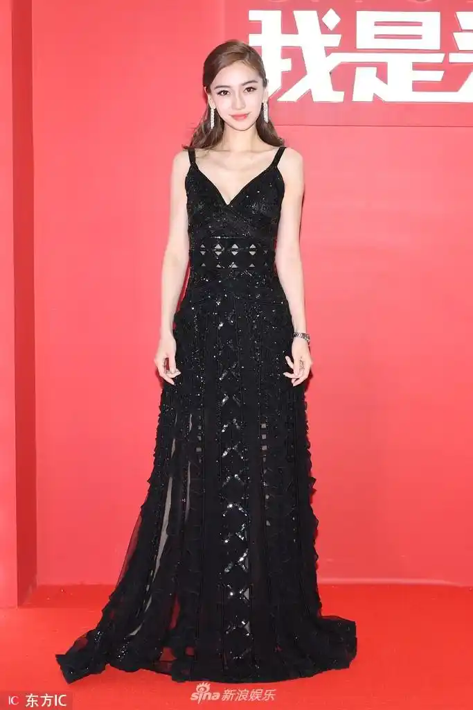 4 angelababy深v镂空礼服亮相红毯 瘦出排骨胸