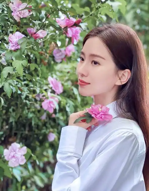 刘诗诗才是行走的衣架子,清新锁骨和美人筋抢镜,不进组可惜了_造型