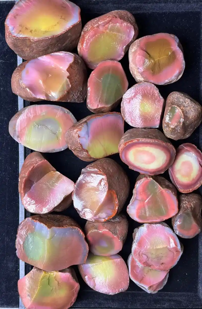 盐源玛瑙.盐源玛瑙原石出坑,全是直播间买的,买太多,花花绿绿 - 抖音