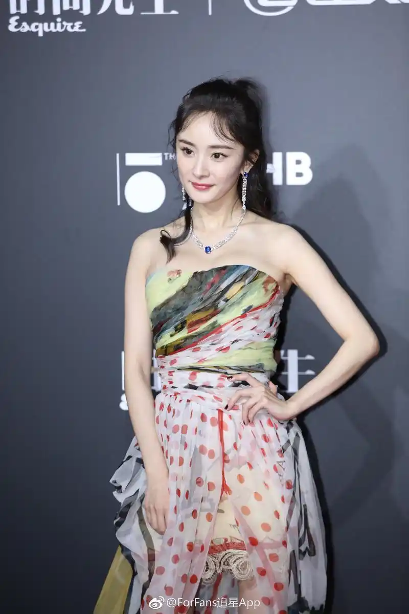 甜美微笑可爱而温暖杨幂天气冷,大美女注意保暖,活动结束了记得好好