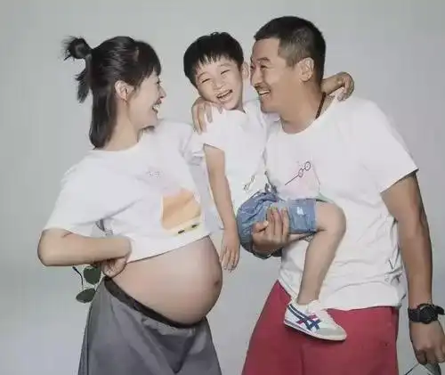 而老二传武是朱亚文扮演的,当年这个角色就是全剧最惹眼的存在,痞气