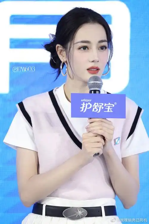 紫色学院风毛衣 百褶裙,双丸子头,可爱热巴是啦