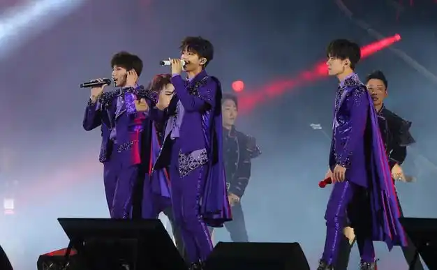 tfboys演唱会现场粉丝互殴,歌声难听全程划水,恐被点名 - 娱乐资讯(主