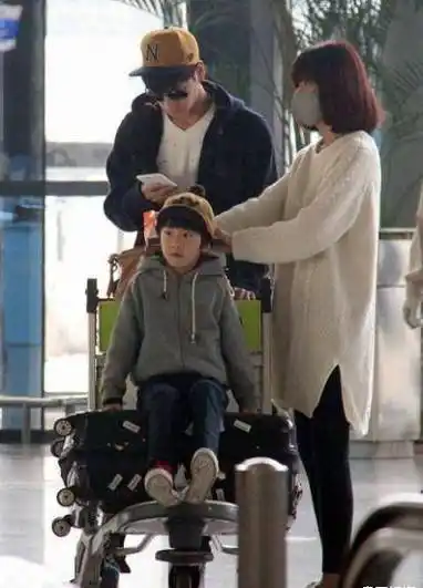 不新奇佟丽娅陈思成分手后一同陪儿子出游为孩子他们也这样做