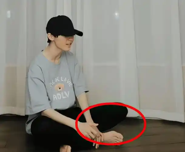 马嘉祺坐地上唱歌,没想到小脚丫比豆腐还嫩