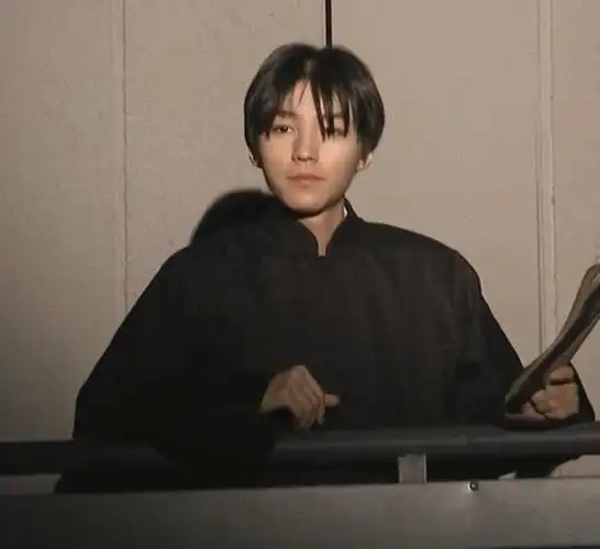 王俊凯出演毕业大戏大宅门身穿长大褂饰演说书人