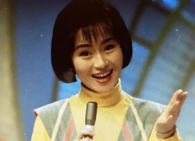 51岁鞠萍近照少儿节目第一人与二婚丈夫恩爱至今儿子是学霸