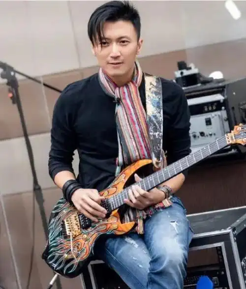 谢霆锋40岁依旧青春无敌出道24年仍然宛如小鲜肉难怪王菲穷追