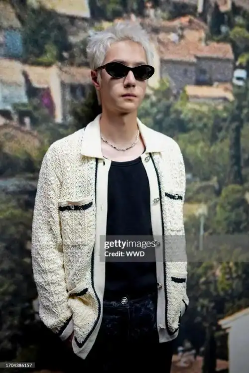 王一博巴黎时装周##王一博 香奈儿##王一博白金狼尾街拍