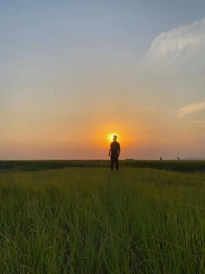 夕阳下的背影 若心有所向 平凡的日子也会泛着光 😉 - 抖音