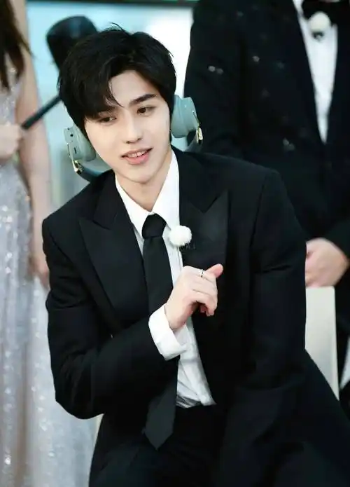 奔跑吧先导片,快来欣赏蔡徐坤和angelababy的美颜吧!