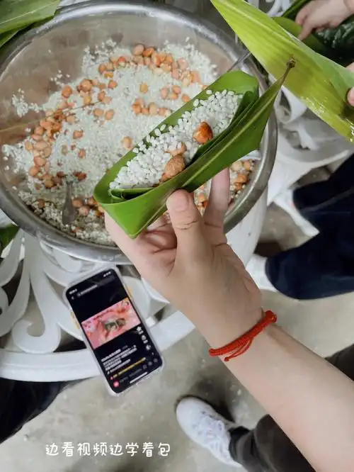 第一次包粽子95眼睛会了 手还不会现场不断传来"漏了漏了"的喊叫声