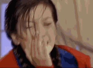 在剧中饰演赵薇的父亲,儿子8岁就被关晓彤签约还和自己同台飙戏