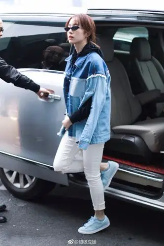 胡冰卿戴墨镜穿拼接牛仔衣搭配紧身裤现身机场,肤白貌美面带微笑