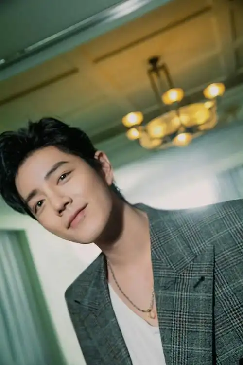 肖战出席寰宇古驰典藏展活动今晚的大胆造型完美hold住