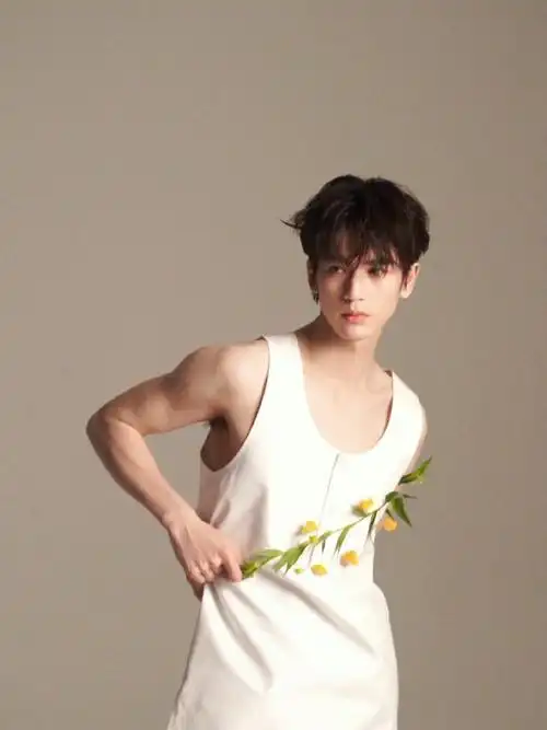 是坚持健身的张凌赫!下次建议腹肌也露一下!