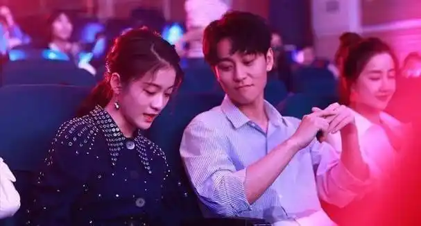 靠肩撒娇摸脸掐腰强吻壁咚没分寸感的女明星算不算耍流氓