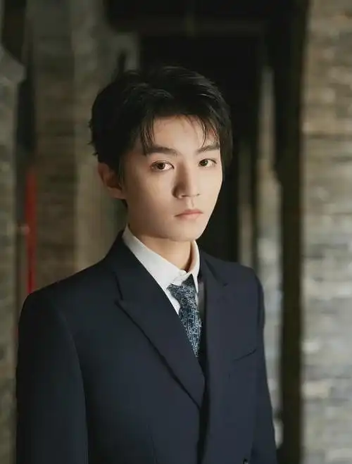 "特约策展人"王俊凯亮相2021第五届平遥国际电影展——现场最帅的西装